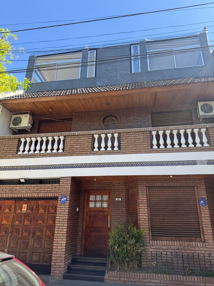 casa de 5 amb, con garage , patio , terraza y quincho