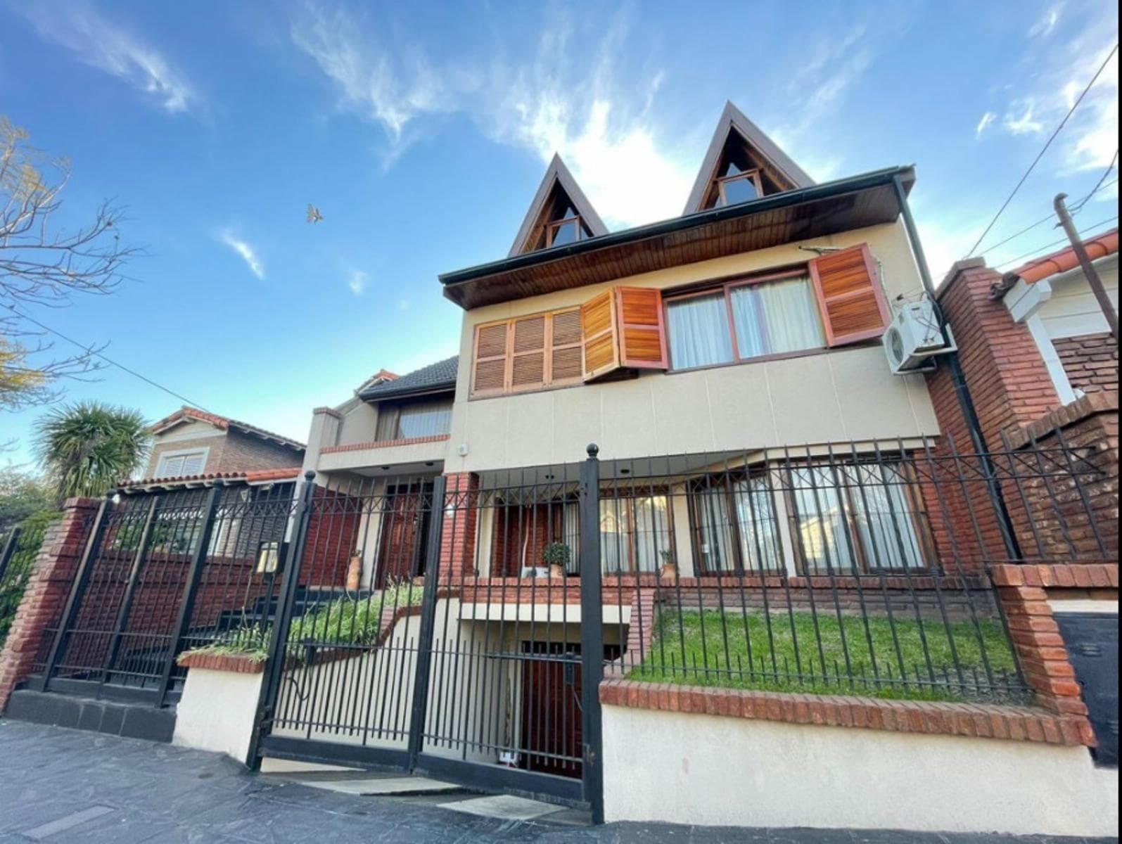 Excelente chalet 6 ambientes en Parque Ayerza, Castelar Norte., Posibilidad de permuta menor valor . Consulte.-