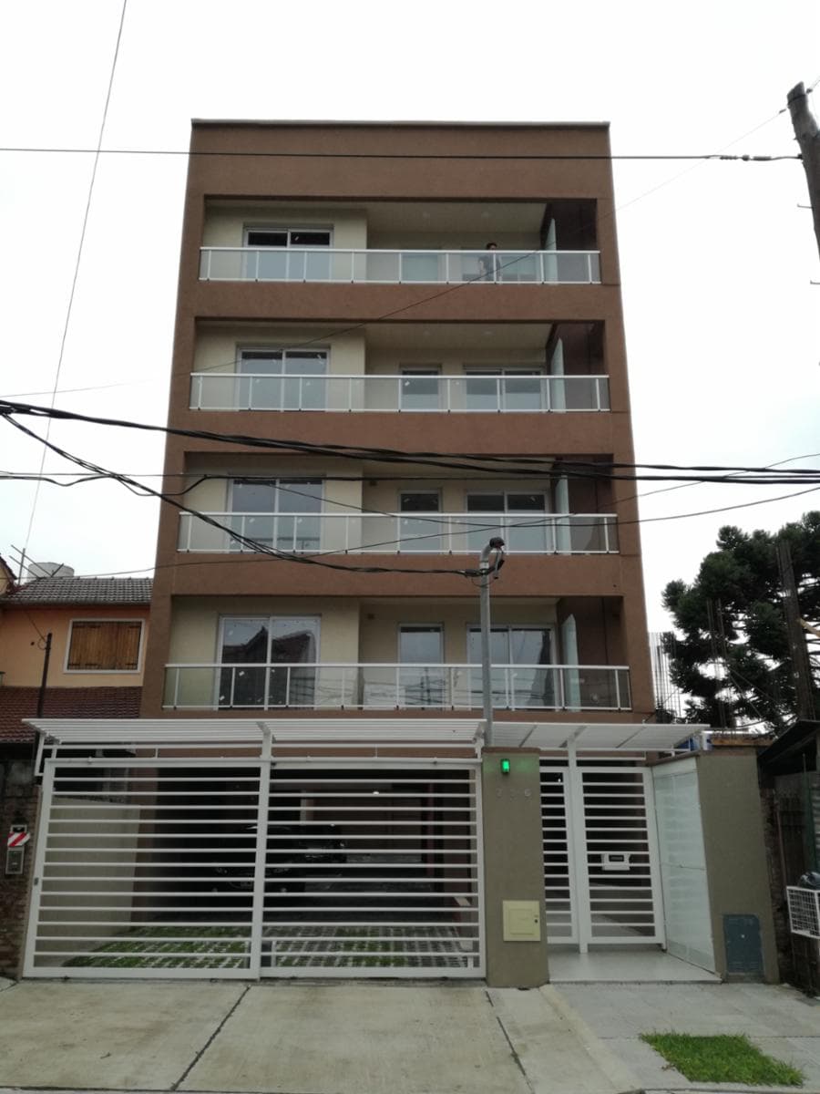 Excelente departamento 2 ambientes (semipiso) con cochera (opcional). Posee balcón corrido, cocina integrada al ambiente del living-comedor, dormitorio con placard y estufas en los ambientes.