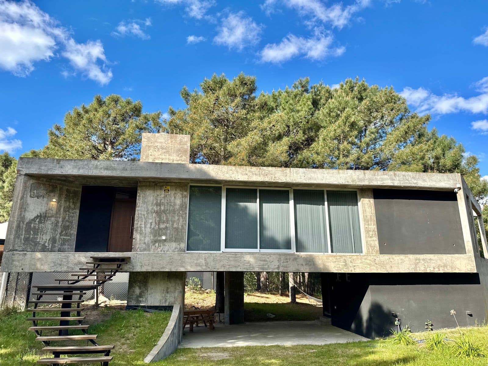 MODERNA CASA CON DISEÑO UNICO EN B° PINAR DEL GOLF