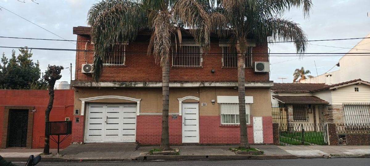 Casa Multifamiliar 8 Ambientes en Venta en Ituzaingó Norte!