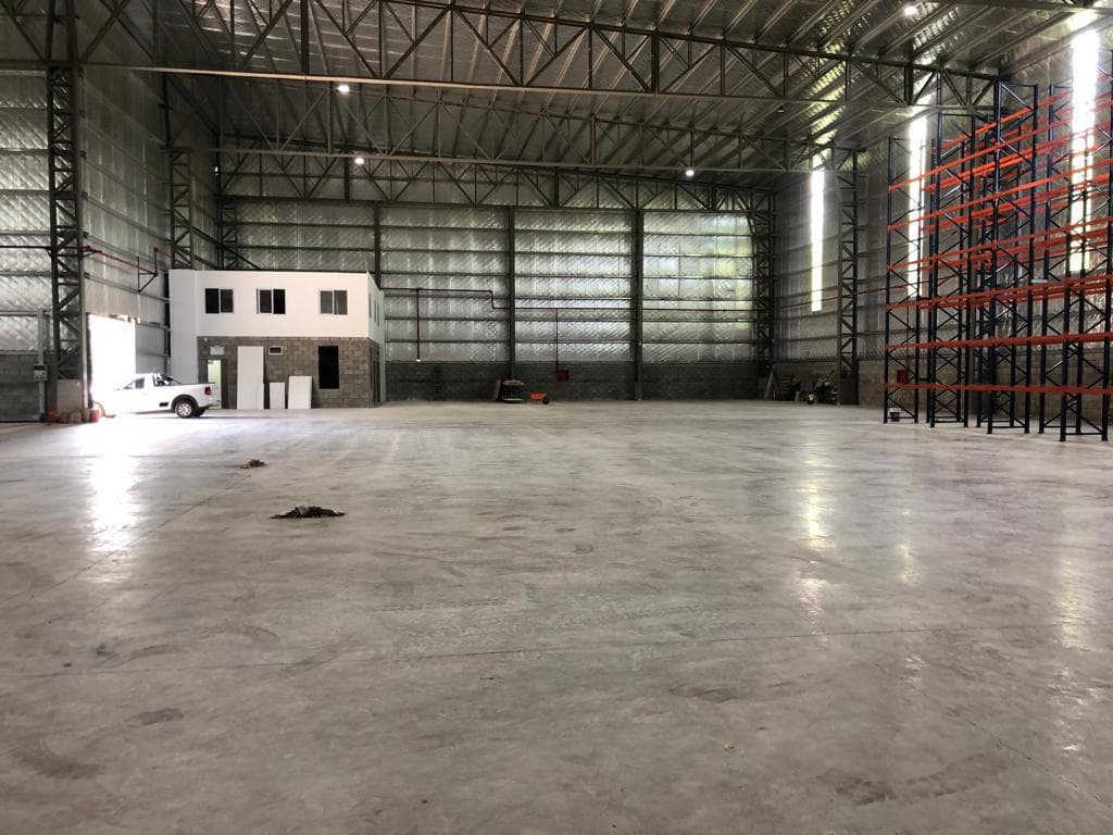 Excelente planta industrial/Logistica desarrollada en lote de esquina de 4000 m2 posee Trifásica T2