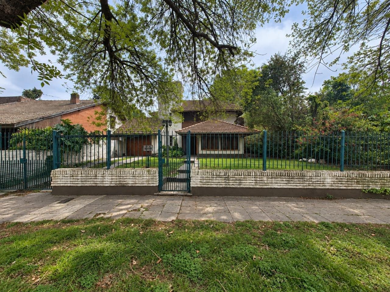 CASA EN VENTA 5 AMBIENTES CON JARDIN PILETA Y QUINCHO EN ADROGUE