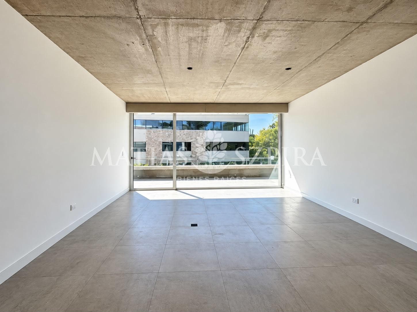 Edificio Comercial en Barrio Parque Leloir