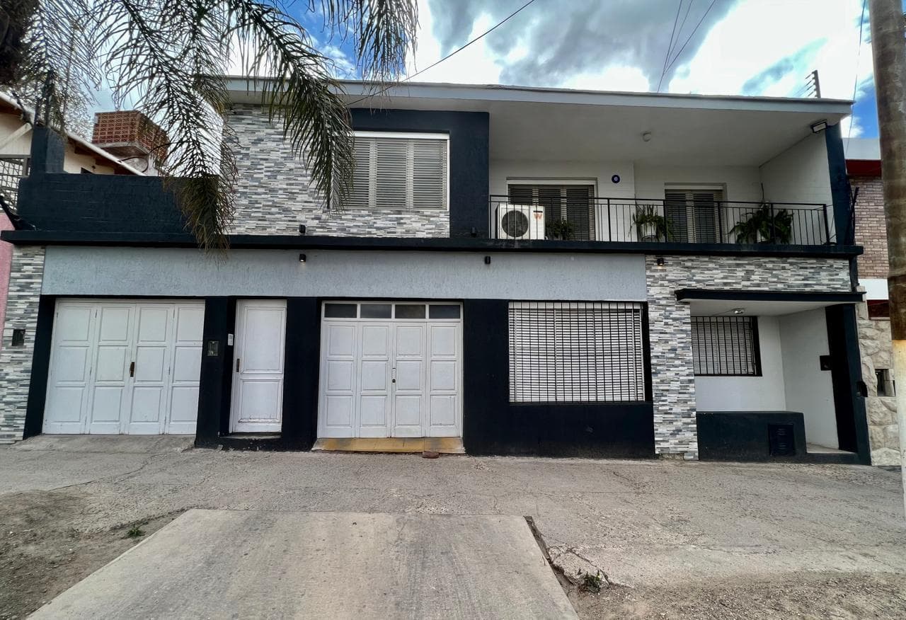 ALQUILER DE CASA BAJO EL REGIMEN DE PH (PROPIEDAD HORIZONTAL) QUE DESTACA POR SU VERSATILIDAD PARA ALQULAR Y SUBLOCAR O COMO VIVIENDA FUNCIONAL PARA FAILIAS GRANDES.
