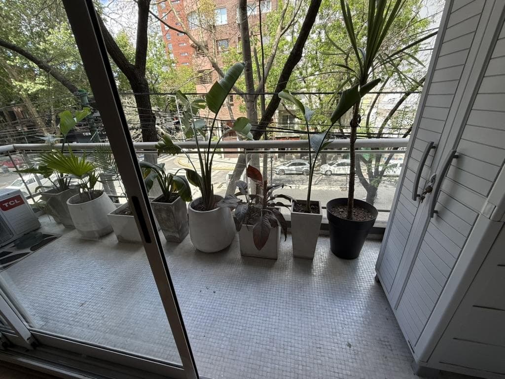 En lo mejor de Cañitas, Chenaut y Arce, excelente departamento de un ambiente con vista a plazoleta.