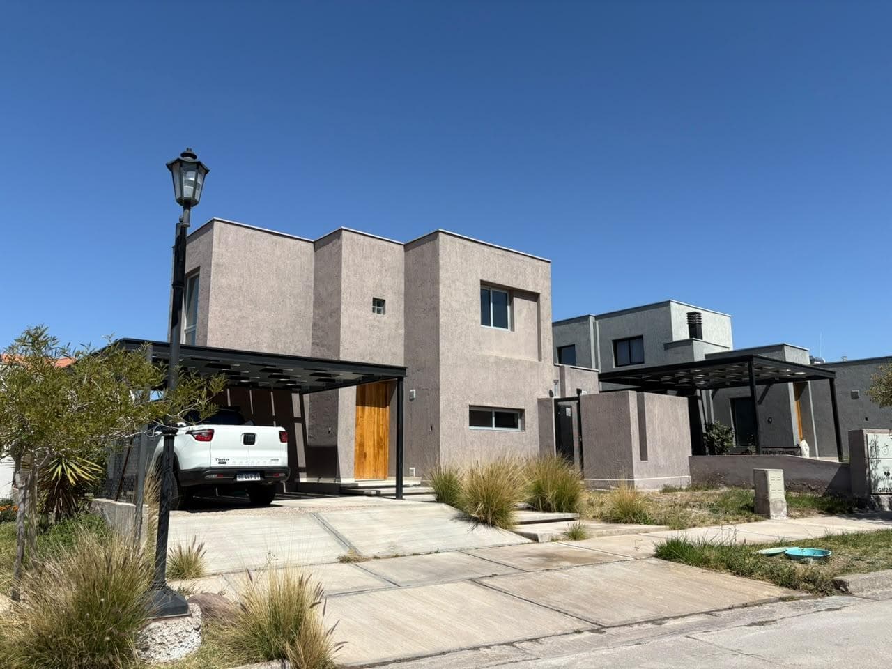 Casa en alquiler de 2 plantas - Barrio La Bastilla