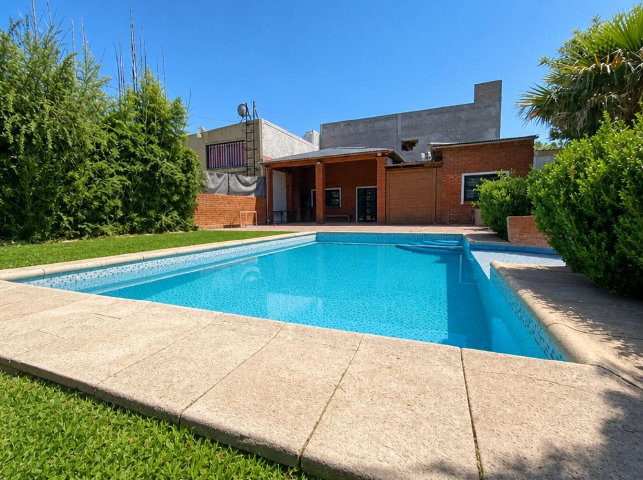 VENTA - CASA 2 DORMITORIOS COMODIN - PILETA - ROLDAN