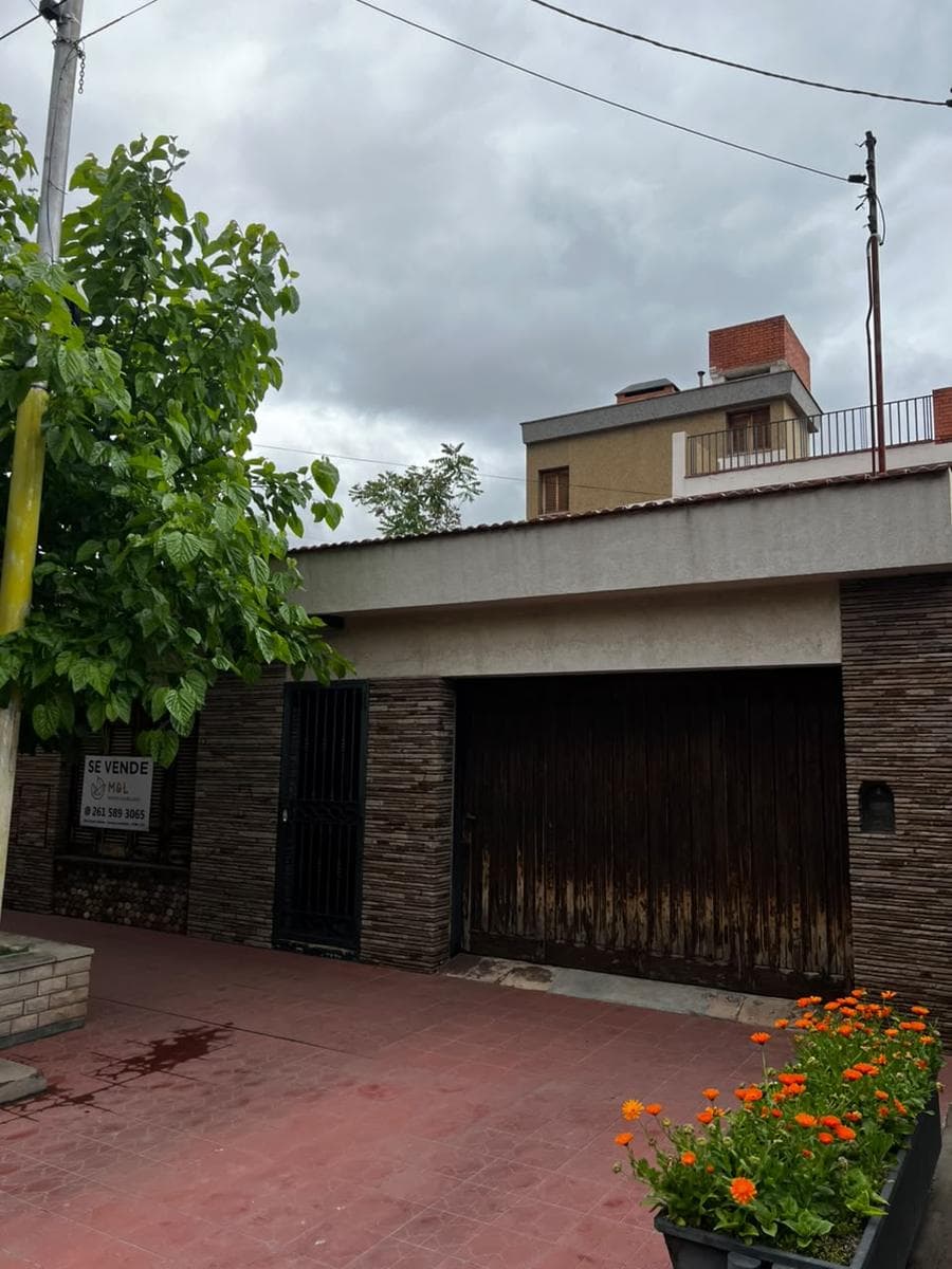 Casa en venta a cuadras de la Plaza de Maipu