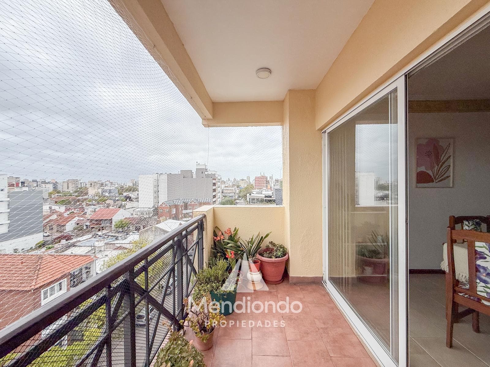 Semipiso 4 ambientes en dúplex con terraza. Con cochera en Chauvín.
