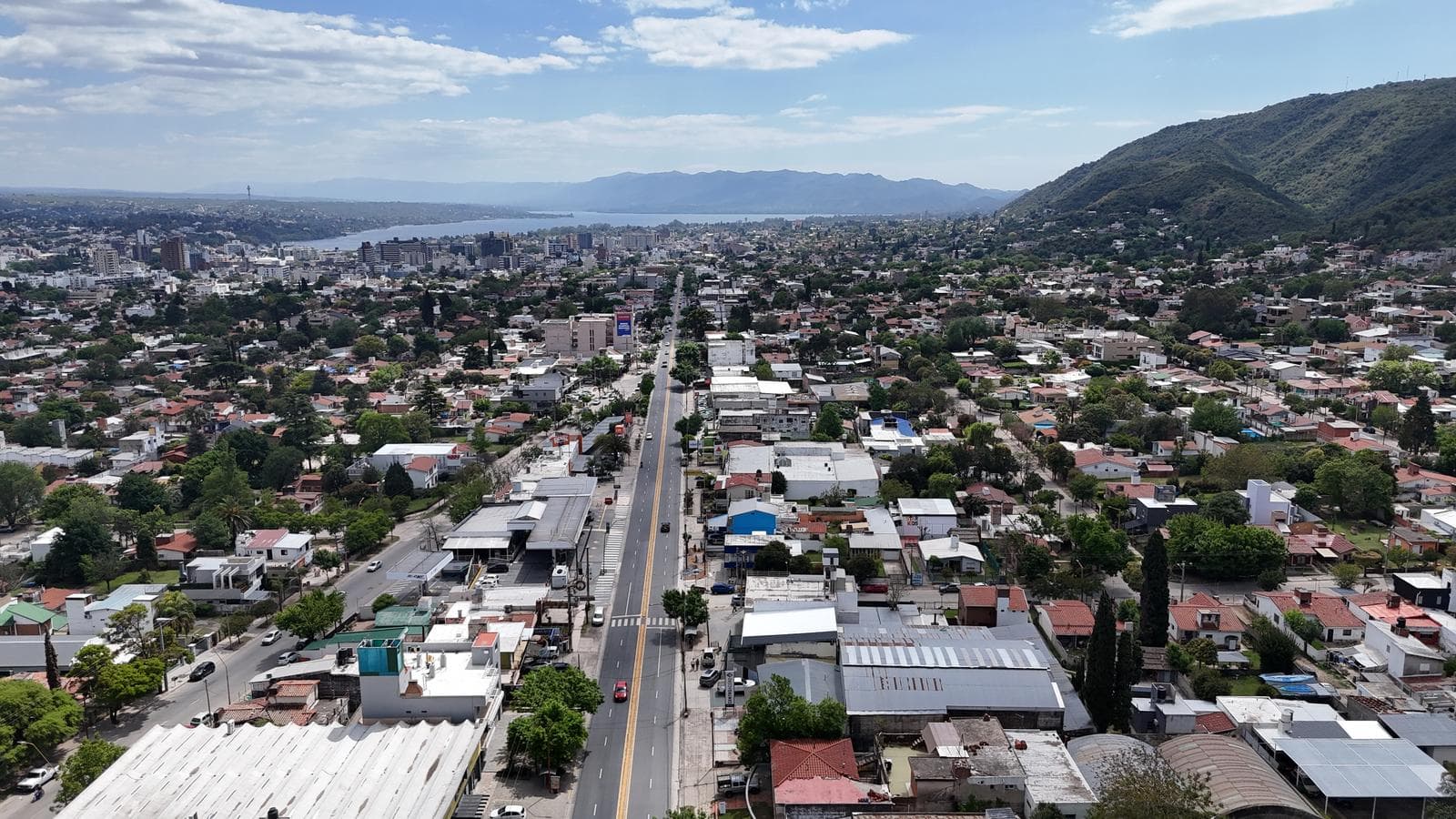 Local comercial con Galpón en alquiler Villa Carlos Paz, ideal Supermercado/Concesionaria