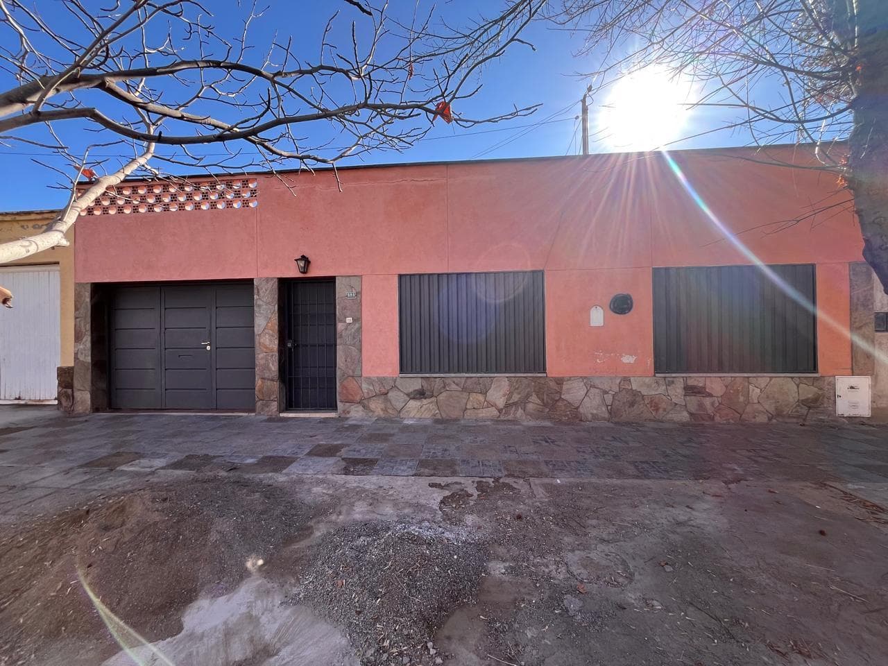 VENTA DE CASA Y DEPARTAMENTO CALLE ARISTOBULO DEL VALLE-GODOY CRUZ