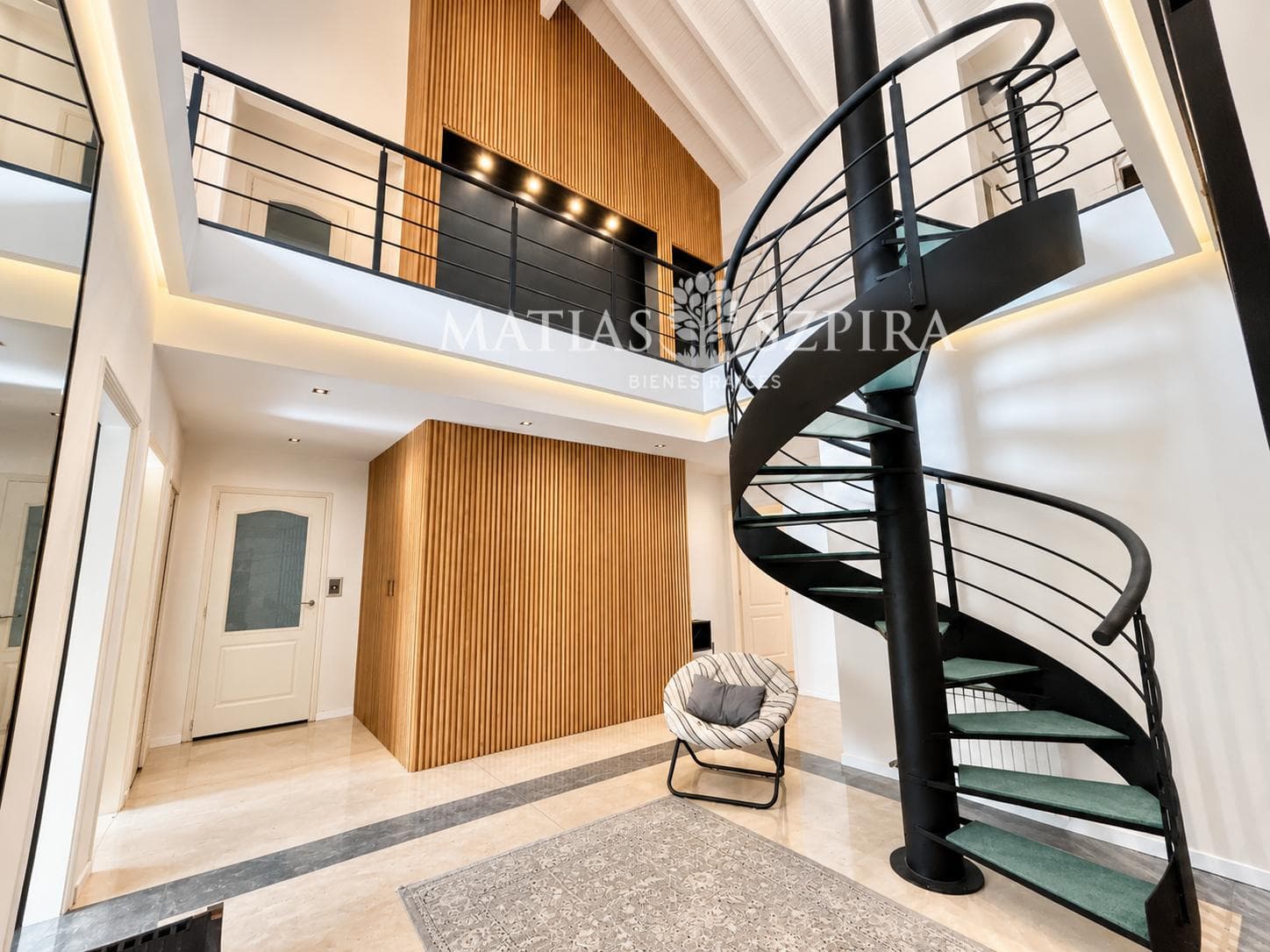 Arquitectura de Vanguardia tres plantas piscina ascensor