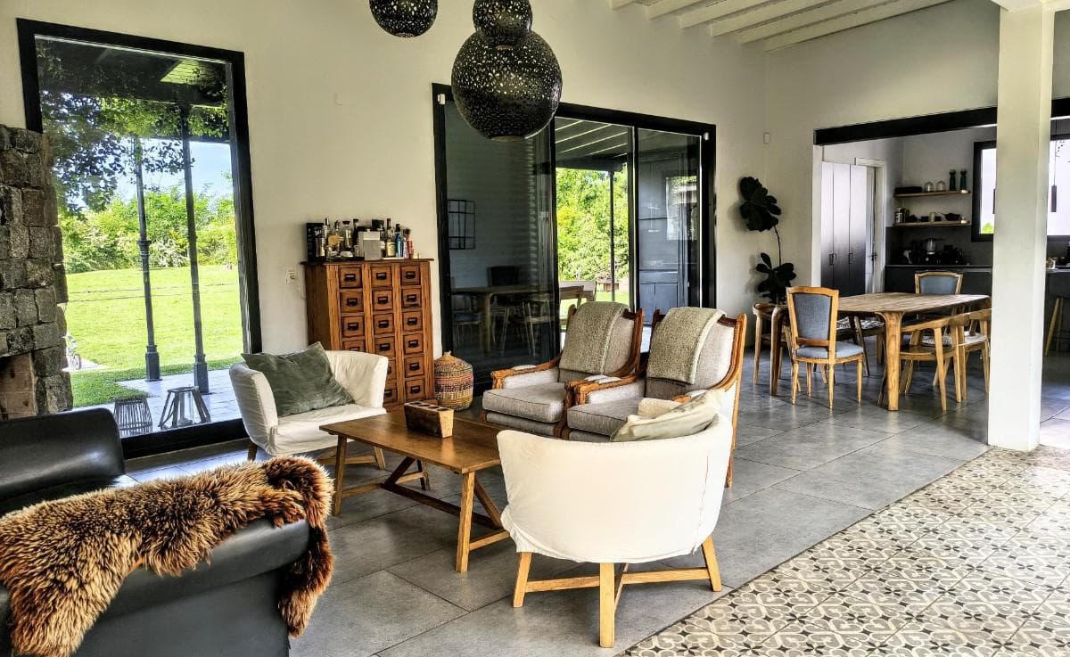 Casa en alquiler temporario sobre lote central de 2.400 m2 en Chacras del ocho, al lado de Pilará