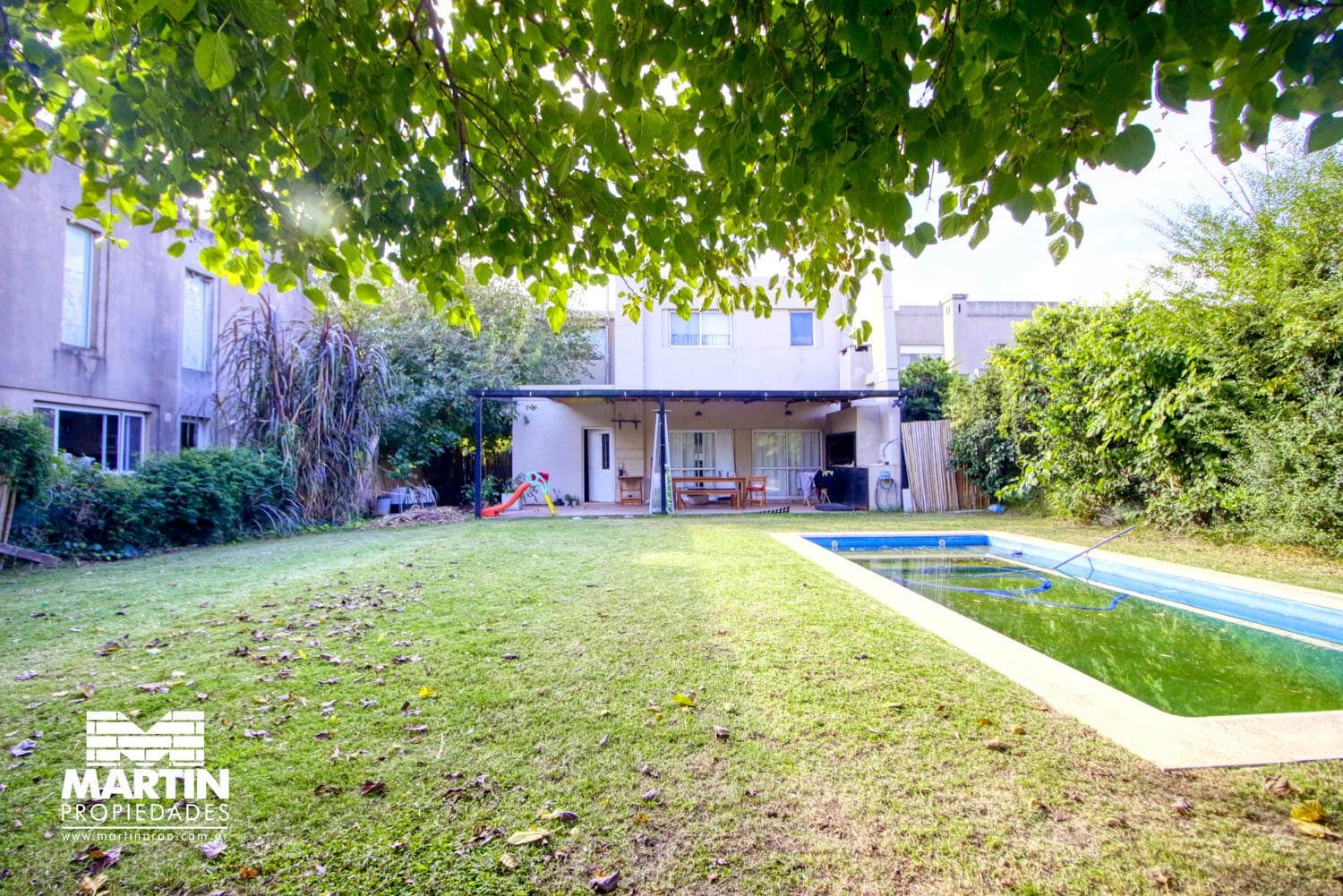 Casa en Venta de 5 Ambientes en Santa Maria de los Olivos con Jardín, Pileta y Parrilla