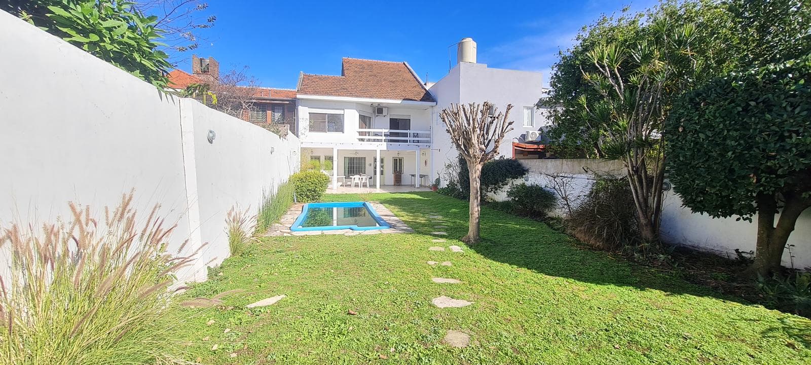 Casa en excelente estado, 5 ambientes con jardin , piscina y cochera- En Venta