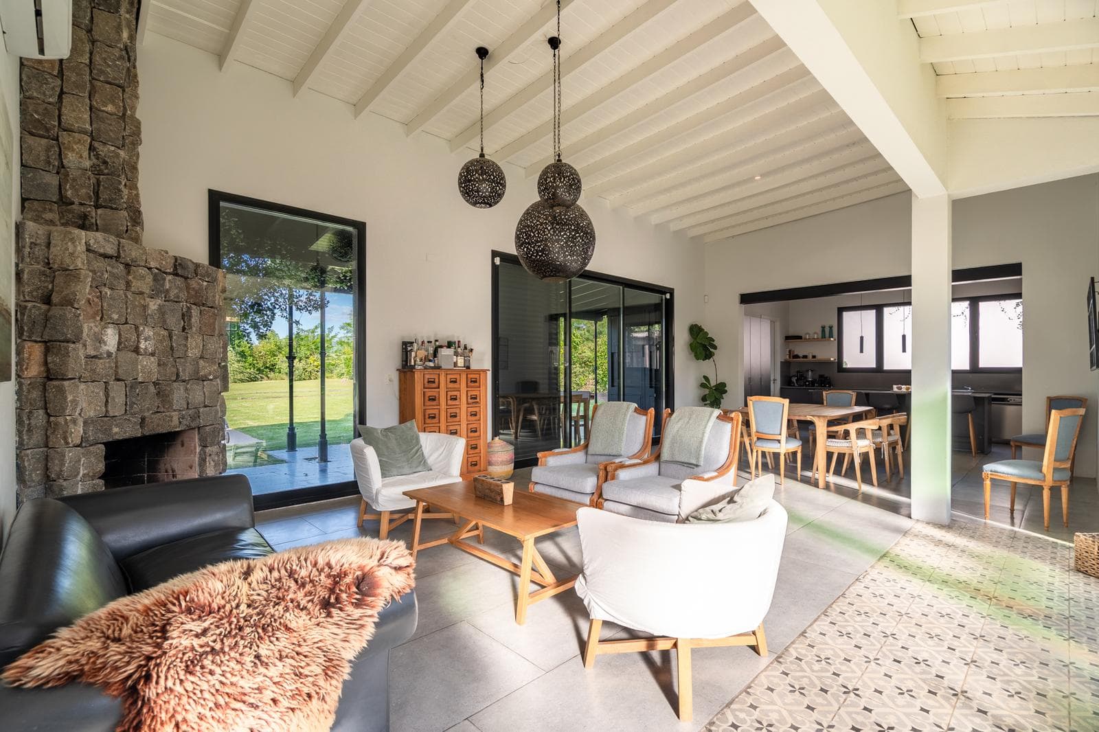 Casa en alquiler temporario sobre lote central de 2.400 m2 en Chacras del ocho, al lado de Pilará
