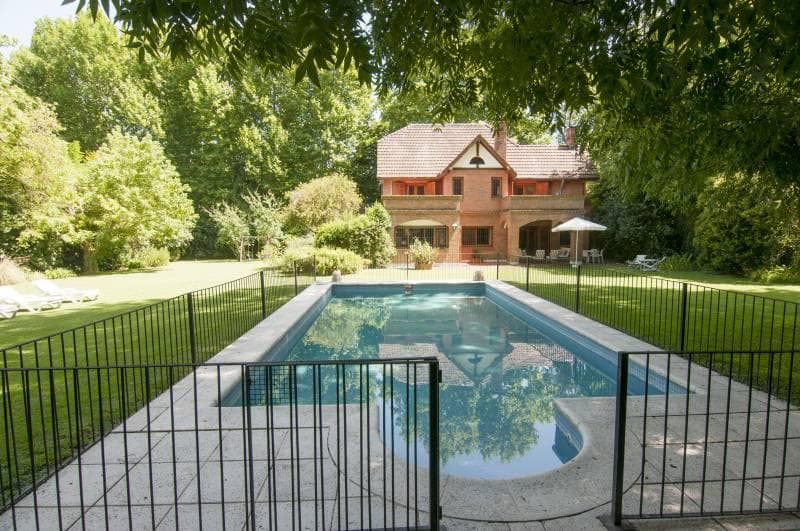 Casa con gran jardin y pileta - Lomas Schoenstatt