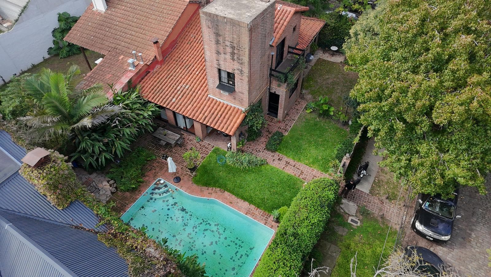 Casa 4 ambientes en esquina con jardín y pileta – Lomas de San Isidro