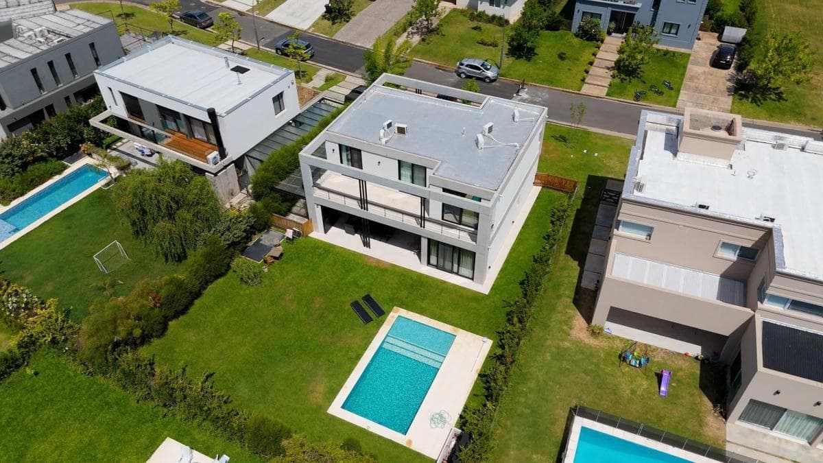 Casa en Ceibos, Puertos del Lago - Diseño Piscina y Full Equipamiento.