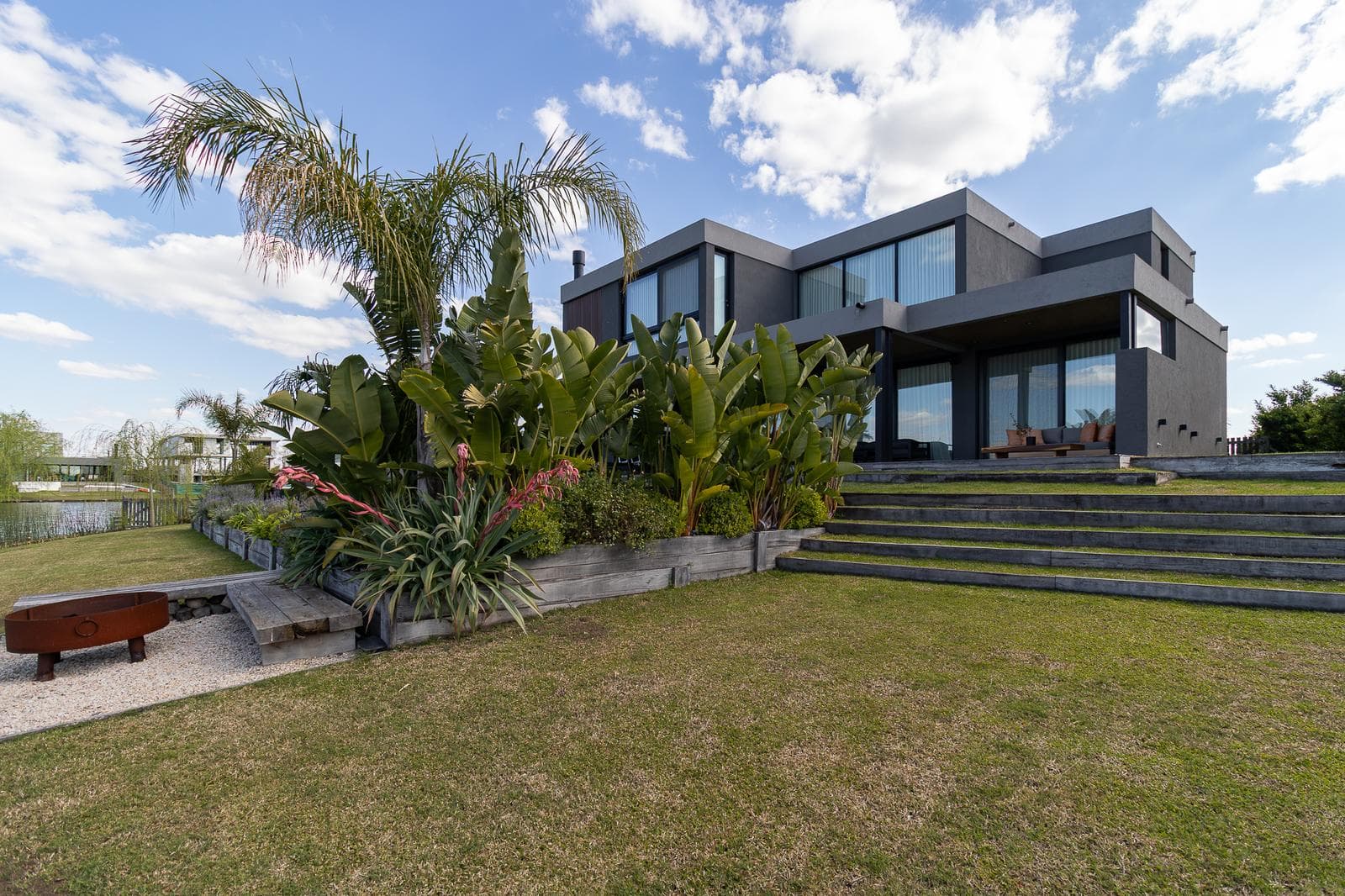 Casa en venta tres suites en Marinas al lago Puertos