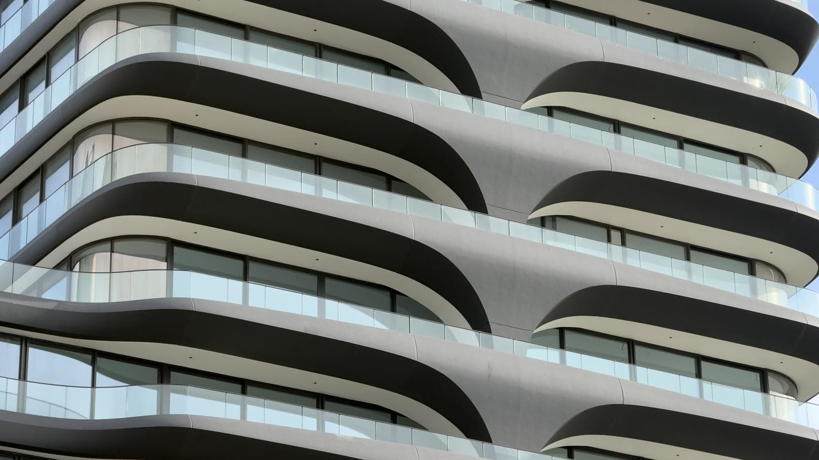 VENTA L´Avenue Libertador Zaha Hadid 4 ambientes 1 cochera Piso Alto