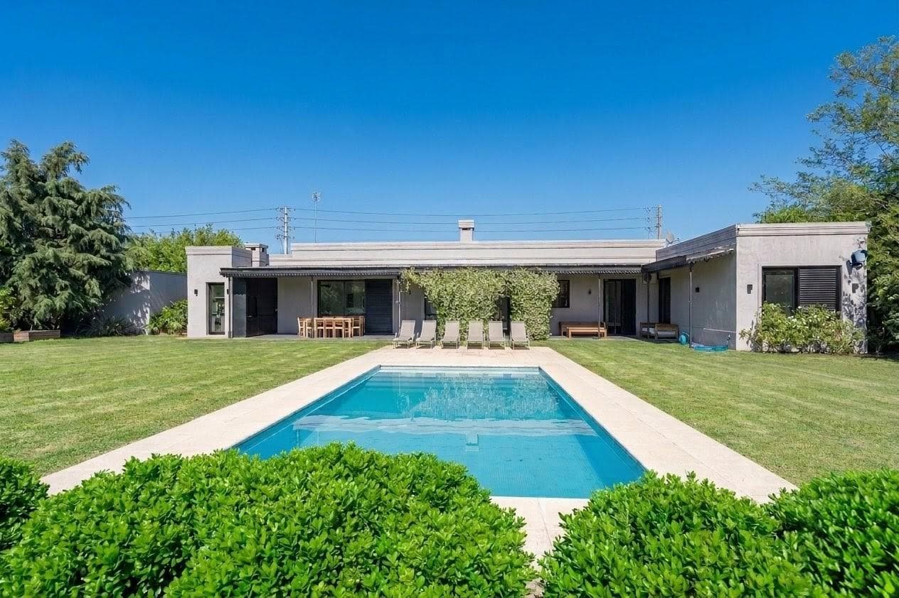 Casa en alquiler temporario sobre lote central de 2.400 m2 en Chacras del ocho, al lado de Pilará