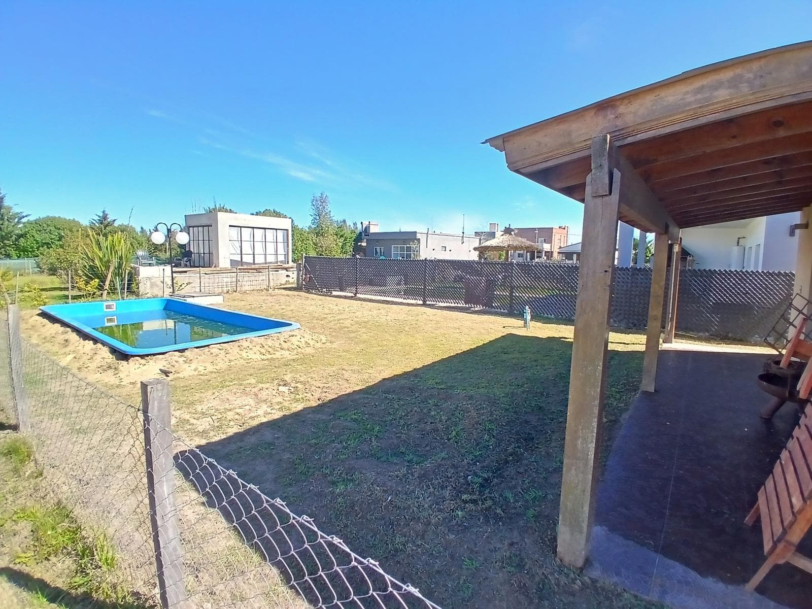 Casa de campo, dos dormitorios, con parque y pileta, Domselaar Chico VENTA