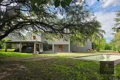 Casa VENTA CON GRAN TERRENO Y PILETA