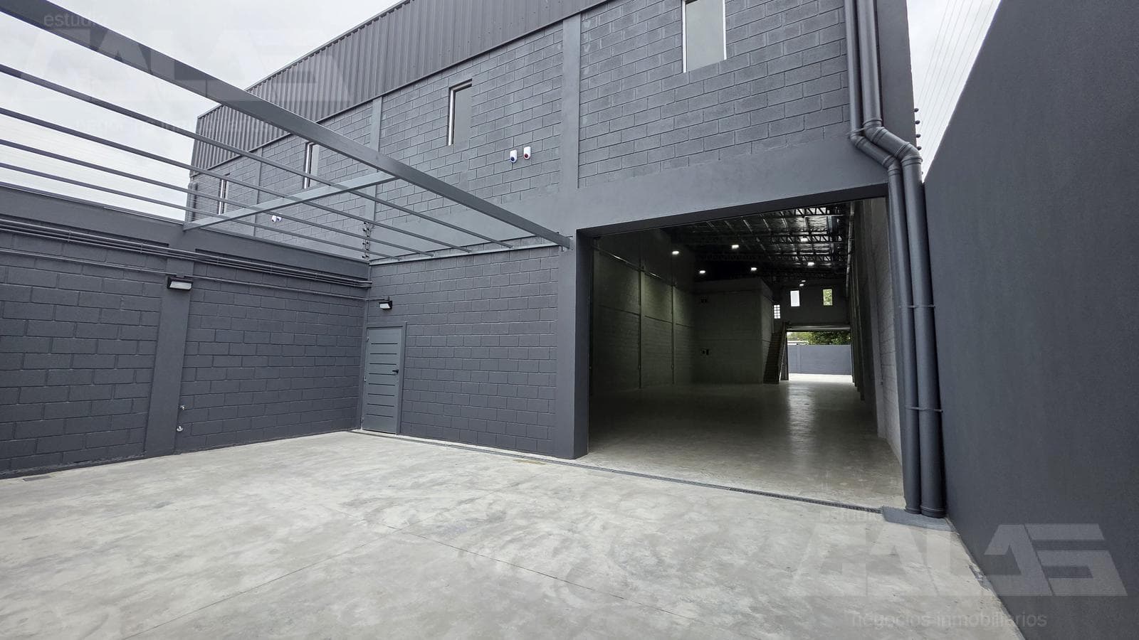 GALPÓN | 320 M2 | OFICINAS EQUIPADAS | TODO NUEVO | FONDO LIBRE | ITUZAINGÓ SUR