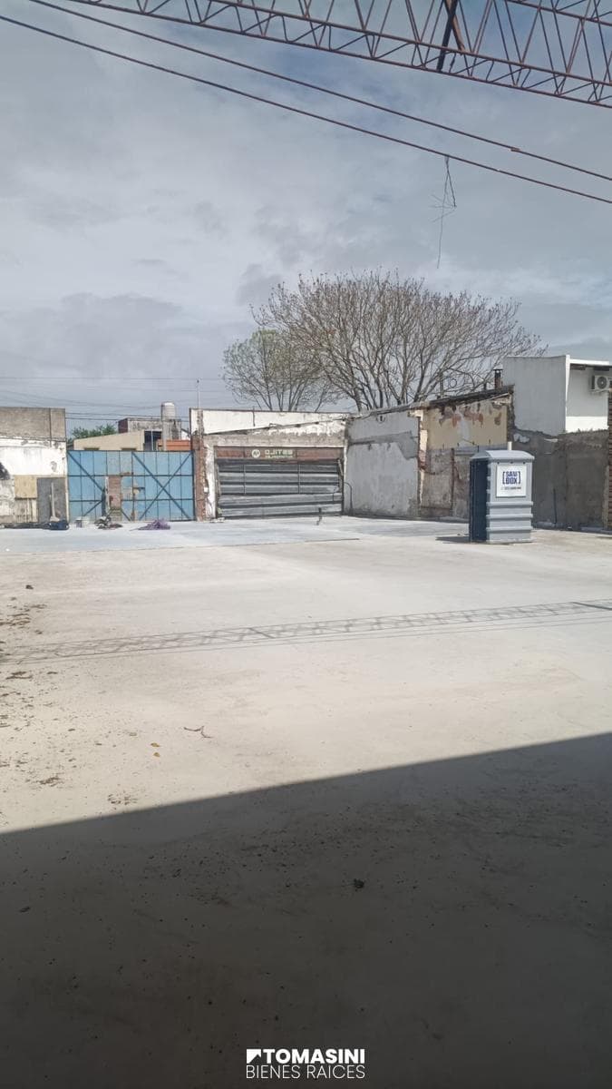 AMPLIO PREDIO COMERCIAL