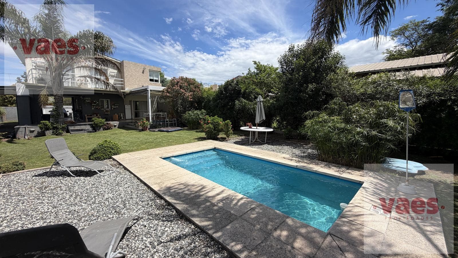 VENTA – Casa de 4 dormitorios con pileta, galería y gran patio en Villa Rivera Indarte