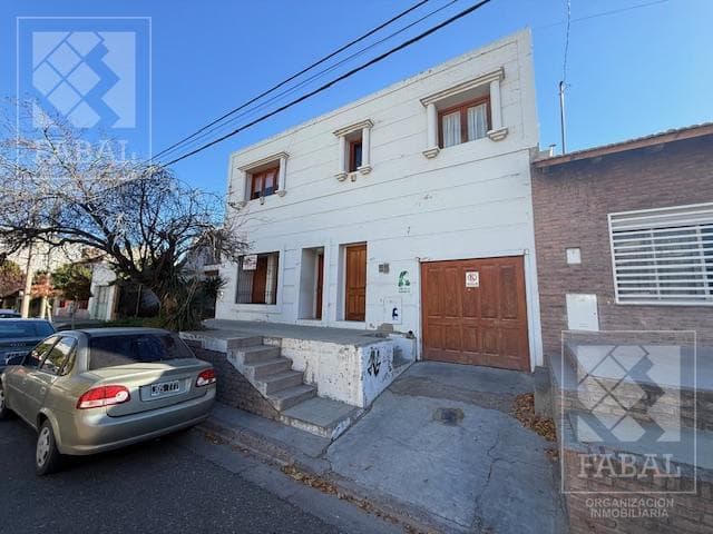 Casa venta centro, 3 dormitorios, 2 baños, jardín con pileta, cochera y oficinas arriba