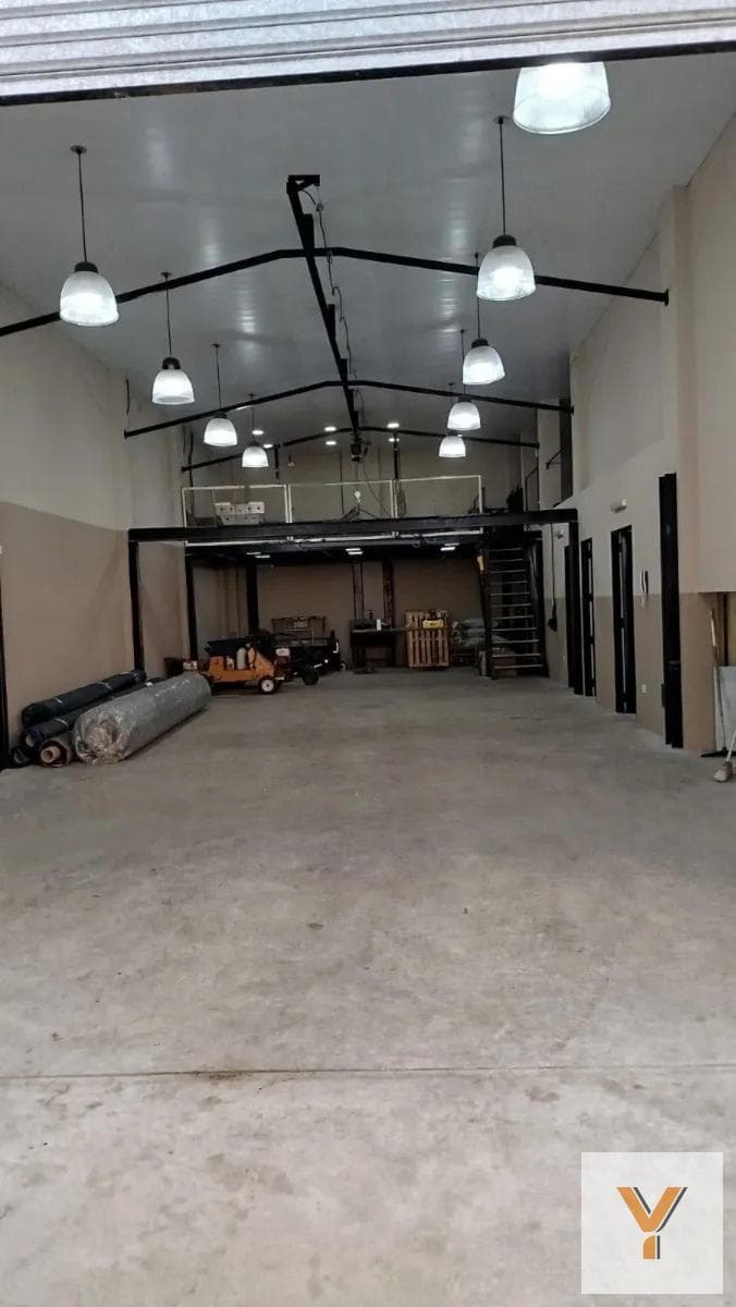Depósito en venta - 4 Baños - Oficinas - Paternal
