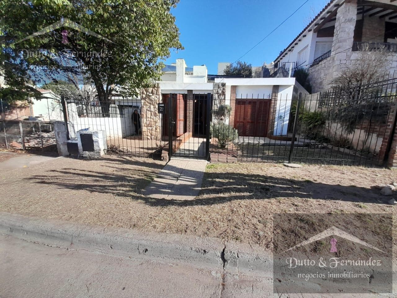 Se vende Casa de dos dormitorios, cerca del centro, Barrio Becciu