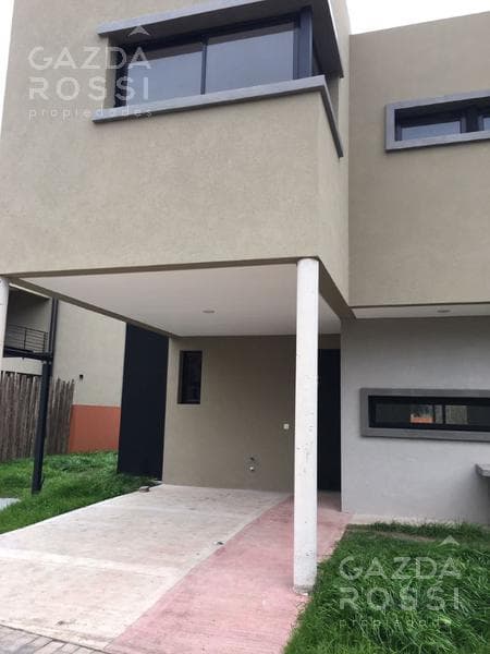 Venta de duplex con jardin en Espacio las cavas, Canning