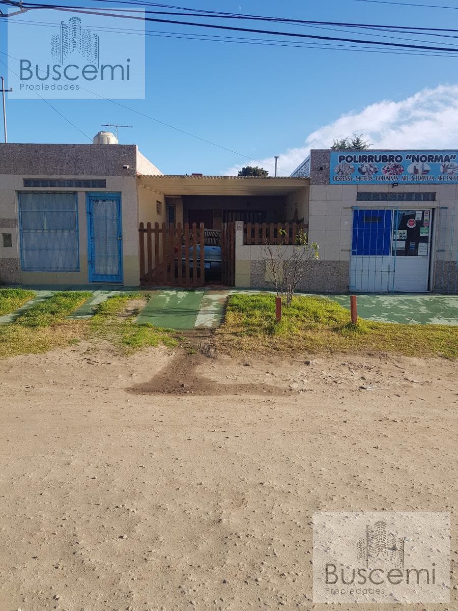 Casa mas 2 locales en venta